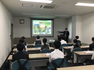 江別市立江別第二中学校の生徒12名が「自主研修(校外学習)」で本学を訪問しました