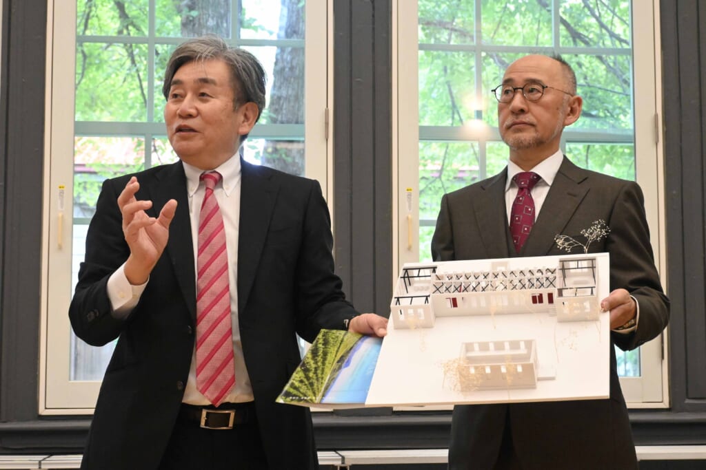 北海道ワイン教育研究センター開所式が挙行され、小澤丈夫教授がセンターの改修について説明しました