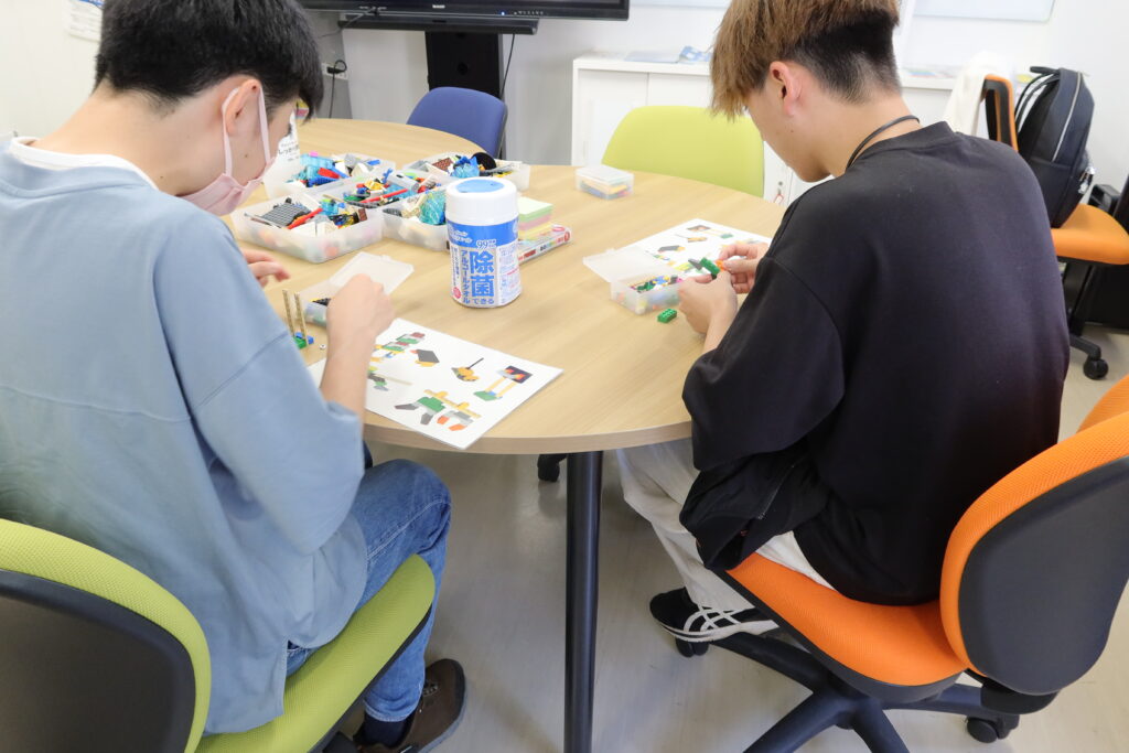 教養深化キャリアデザインカフェ「自分を立体化！？ブロックを使った自己発見ワークショップ」を実施